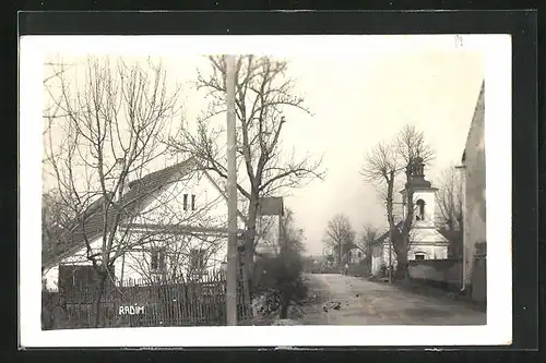 AK Radim, Strassenpartie mit Kirche, Kostel