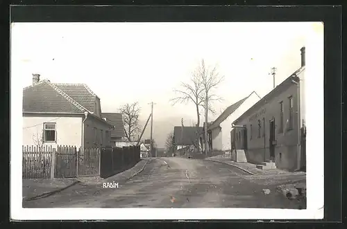 AK Radim, Strassenpartie mit Gasthaus, Obchod a Hostinec U Kapitolú