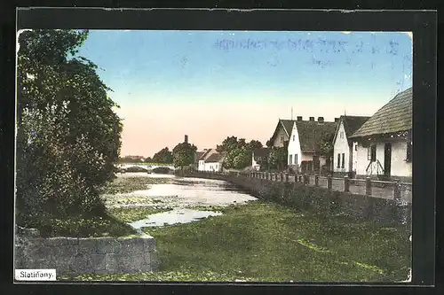 AK Slatinany, Flusspartie mit Wohnhäusern