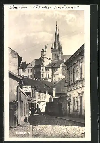 AK Schumberg / Chrudim, Strassenpartie im Ort mit Blick zur Kirche