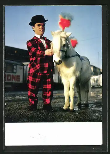 AK Kleinwüchsiger im rot-schwarz kariertem Anzug mit Pony, Zirkus