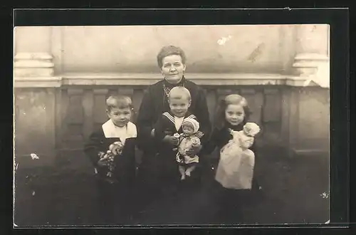 Foto-AK Frau und drei Kindern mit ihren Puppen