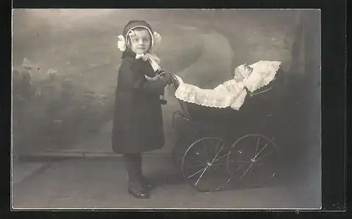 Foto-AK Mädchen mit Puppe im Kinderwagen