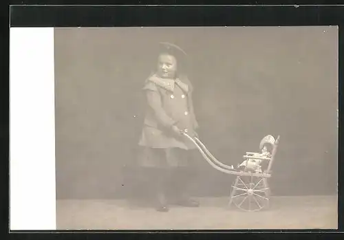 Foto-AK Mädchen im Wintermantel mit Puppe im Kinderwagen