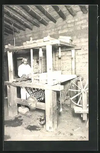 AK Mann webt Teppich