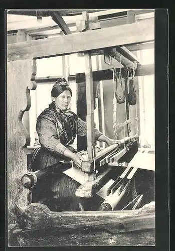 AK Frau beim Weben eines Teppichs