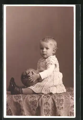 Foto-AK Kleinkind mit Spielzeug-Ball
