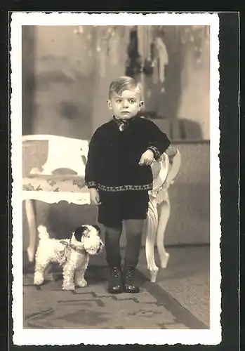 Foto-AK Junge mit Stiefeln und Spielzeug