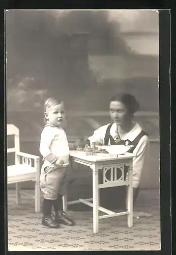 Foto-AK Frau und Kleinkind spielen mit Holzspielzeug