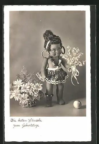 AK Puppe mit Blumenstrauss, Geburtstagsglückwünsche