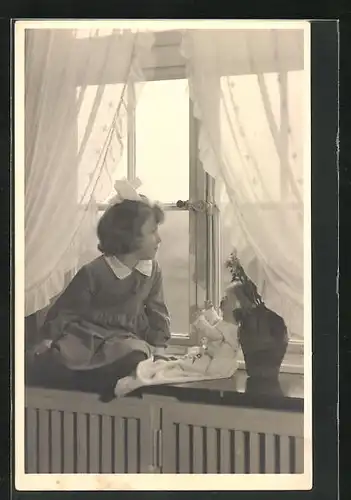 Foto-AK Mädchen am Fenster mit Puppe