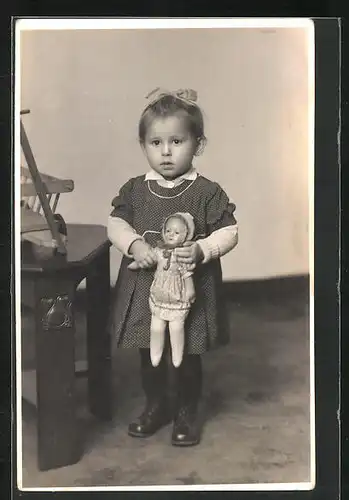 Foto-AK Kleinkind mit Puppe und Haarschleife