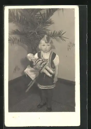 Foto-AK Mädchen mit Kleid und Puppe im Arm