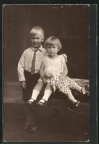 Foto-AK Portrait von Geschwistern mit Puppe