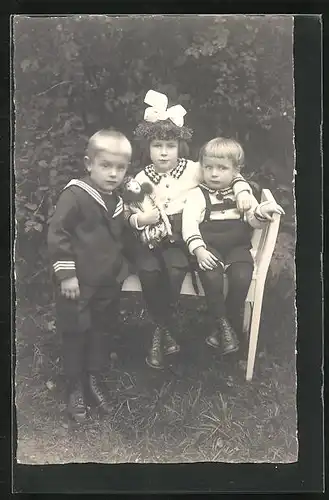 Foto-AK Junge in Matroseanzug und Mädchen mit Puppe