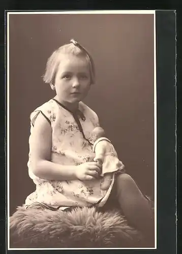 Foto-AK Mädchen mit Zopf und ihrer Puppe