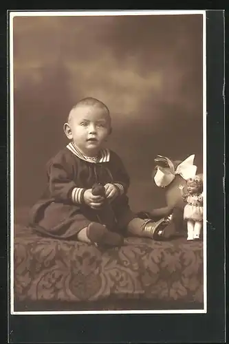 Foto-AK Kleinkind mit grossen Ohren im Matrosenanzug mit Puppe