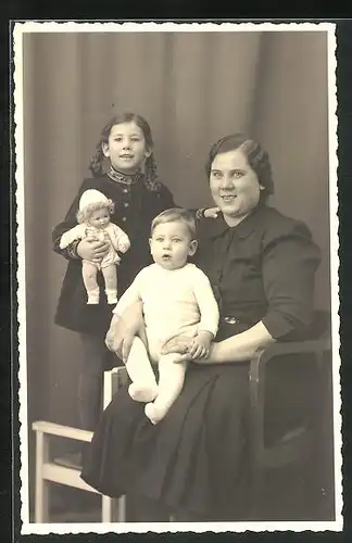 Foto-AK Mutter mit Tochter und Kleinkind, Tochter mit Puppe