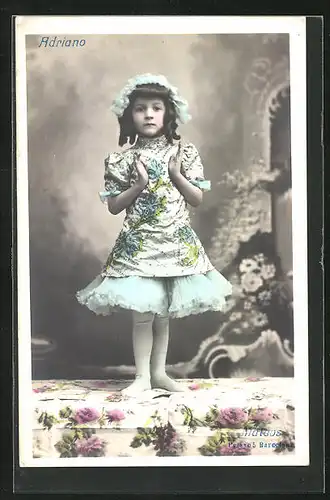AK Adriano, Mädchen in hübschem Kleid