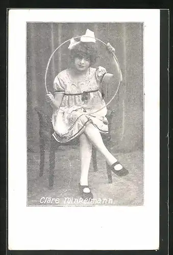 AK Cläre Winkelmann im Kleid mit Reifen