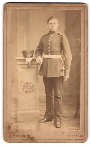 Fotografie G. Friedrich, Prenzlau, Baustrasse 326, Junger Soldat mit Bajonett und Portepee, IR64