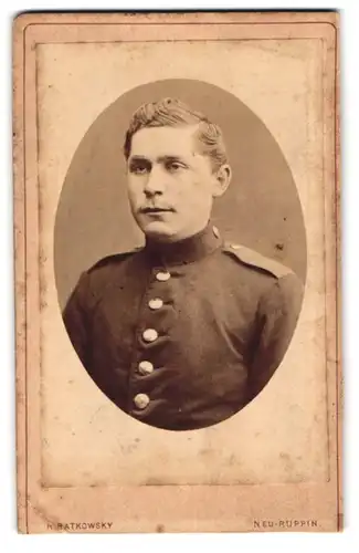 Fotografie R. Ratkowsky, Neuruppin, Präsidenten-Strasse 58, Junger Soldat mit pomadisiertem Haar, IR 24