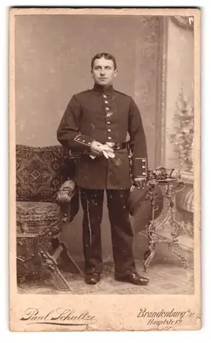 Fotografie Paul Schultze, Brandenburg a. H., Hauptstrasse 19, Junger Soldat mit Bajonett, IR 35