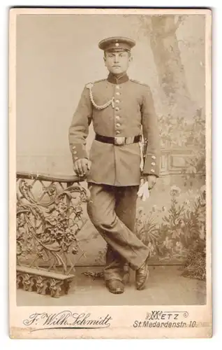 Fotografie F. Wilhelm. Schmidt, Metz, St. Medardenstrasse 10, Soldat mit Schützenschnur und Bajonett