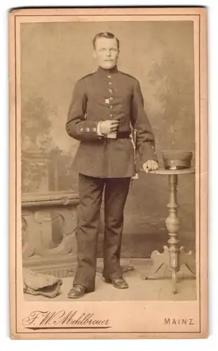 Fotografie F. W. Mehlbreuer, Mainz, Augustinerstrasse 21, Soldat mit Bajonett und Portepee, IR 88