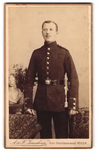 Fotografie A. & F. Zeuschner, Posen, Wilhelm-Strasse 5, Soldat mit Bajonett und Portepee, IR 37