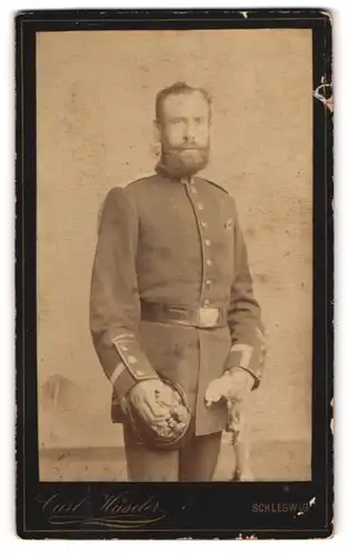 Fotografie Carl Hüseler, Schleswig, Stadtweg 147, Bärtiger Uffz. mit Pickelhaube und Säbel, IR 84