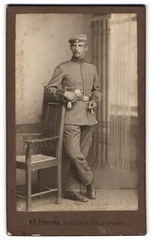 Fotografie E. Sternke, Regensburg, Peterstor, Soldat mit Krätzchen raucht Zigarette, bayer. Inf. Rgt. 11