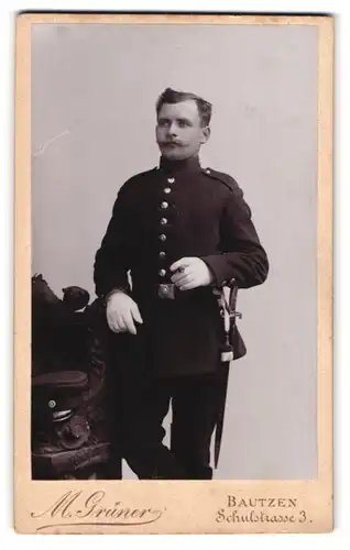 Fotografie M. Grüner, Bautzen, Schulstrasse 3, Soldat mit Bajonett und Portepee, IR 103