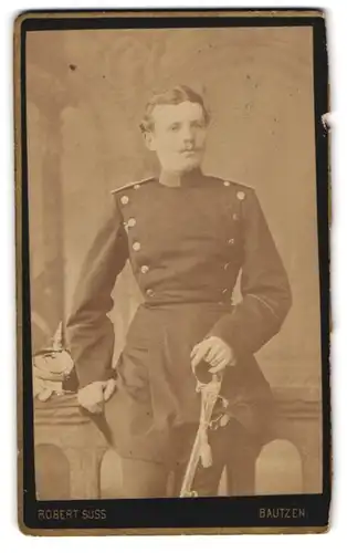 Fotografie Robert Süss, Bautzen, Tuchmachergasse 20, Sächs. Leutnant mit Pickelhaube und Säbel, IR 103