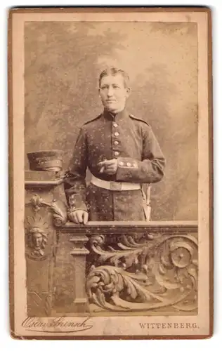 Fotografie Oscar Strensch, Wittenberg, Markt 14, Soldat mit Zigarre und Bajonett, IR 20
