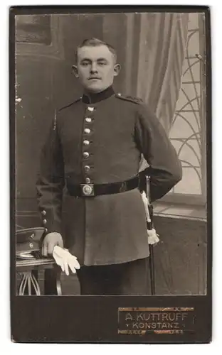 Fotografie A. Kuttruff, Konstanz, Untere Laube 11a, Soldat mit Segelohren und Bajonett