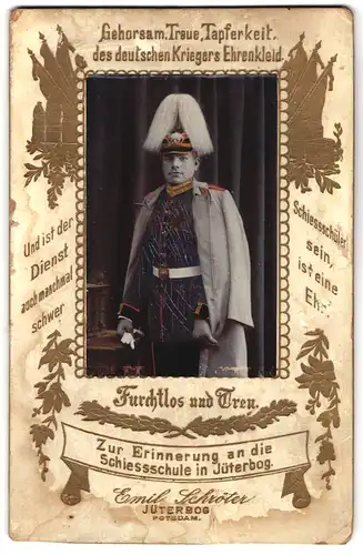 Fotografie Emil Schröter, Jüterbog, Soldat in Uniform mit Pickelhaube & Paradebusch, koloriert