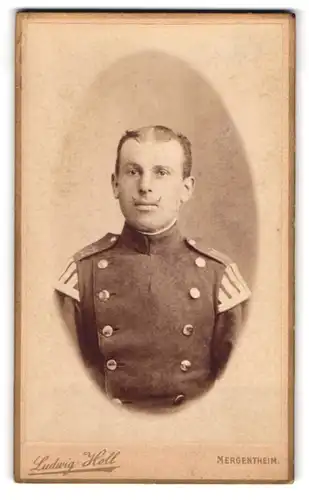 Fotografie Ludwig Holl, Mergentheim, Wachbacherthor, Musiker in Uniform mit Schwalbennest, Inf.-Rgt. 122