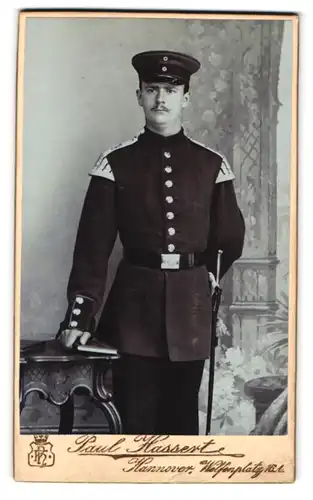 Fotografie Paul Hassert, Hannover, Welfenplatz 16a, Musiker in Uniform mit Schwalbennest, Inf.-Rgt. 74