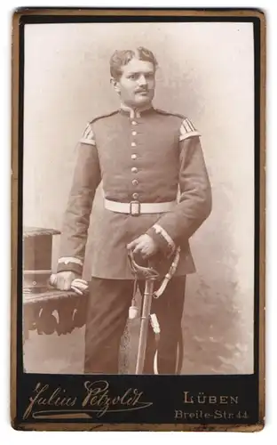 Fotografie Julius Petzold, Lüben, Breitestr. 44, Uffz. Musiker in Uniform mit Schwalbennest & Säbel