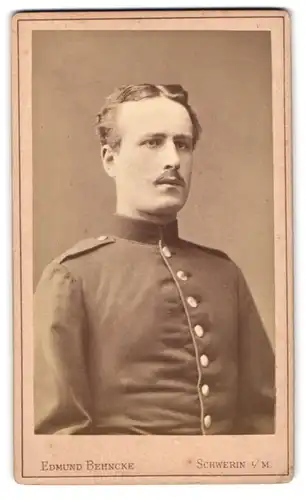Fotografie Edmund Behncke, Schwerin, Wismarische Str. 26, Artillerist in Uniform Feld.-Art.-Rgt. 24
