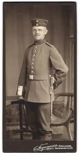 Fotografie von Fzymonowicz, Graudenz, Marienwerderstr. 43, Soldat im Inf.-Rgt. 175 mit Ersatz-Bajonett