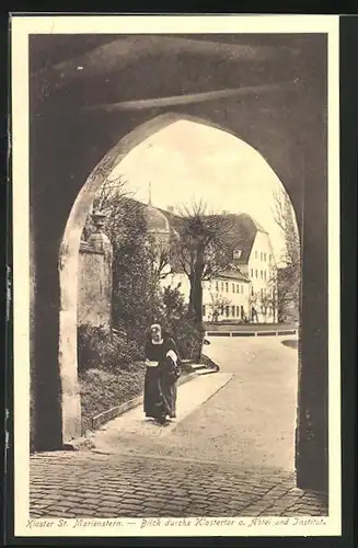 AK Panschwitz, Kloster St. Marienstern, Blick durchs Klostertor, Nonne