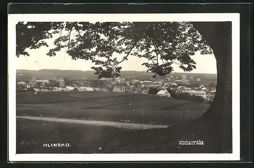 AK Hlinsko, Blick von einem imposanten Baum auf den Ort