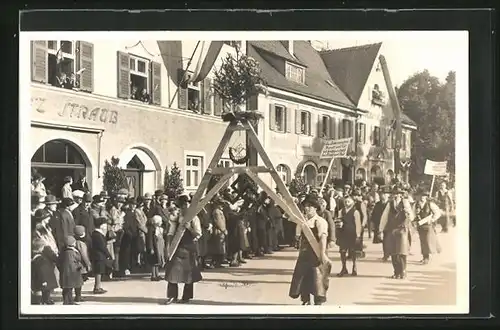 Foto-AK Zimmermänner mit Giebelstück auf dem Weg zum Richtfest