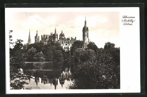 AK Schwerin, Blick auf Schloss vom Wasser aus