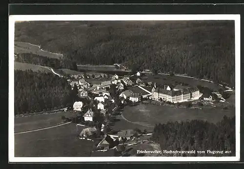 AK Friedenweiler /Hochschwarzwald, Fliegeraufnahme des Ortes mit Wald
