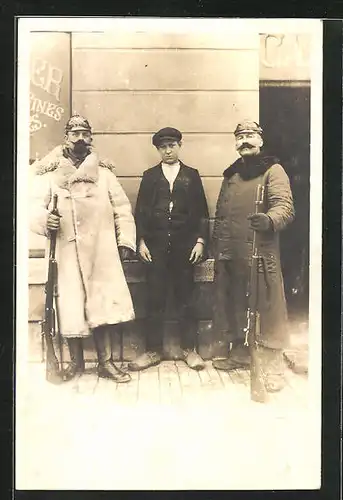 Foto-AK Uniformfoto von Soldaten in Wintermänteln