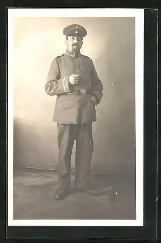 Foto-AK Uniformfoto eines Soldaten in Feldgrau