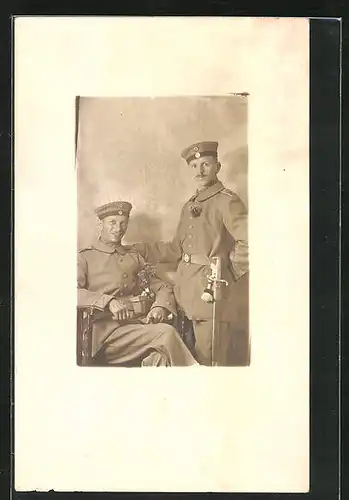 Foto-AK Uniformfoto von Soldaten mit Portepee und Munitionstasche